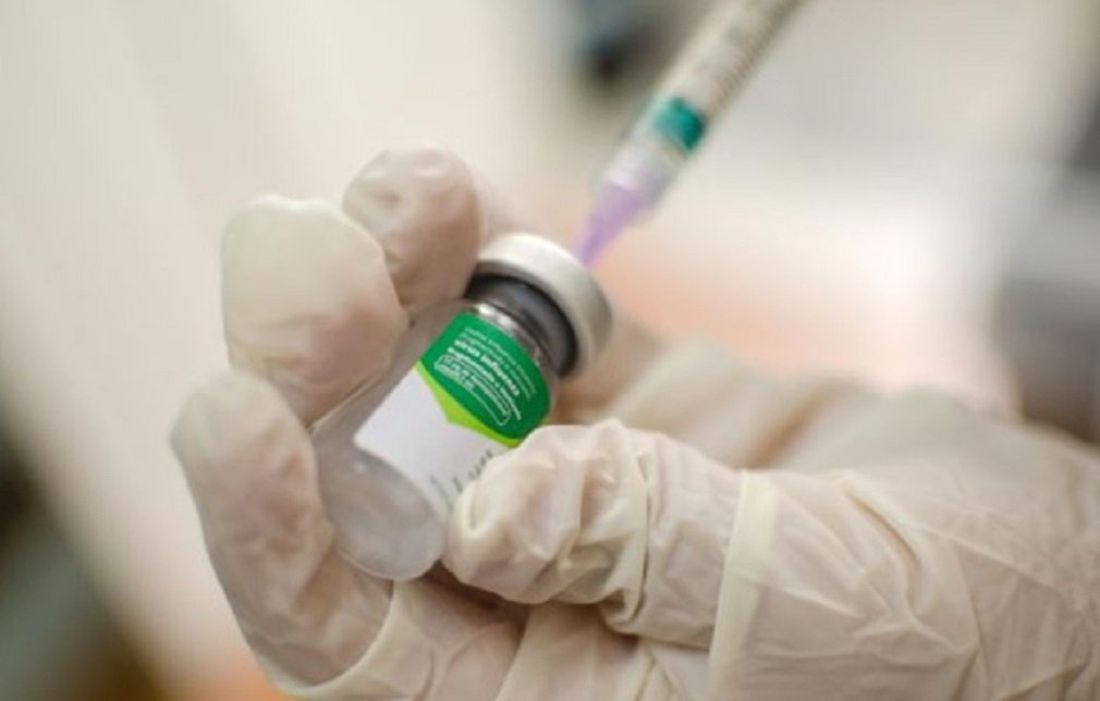 O ministro das Cidades, o goiano Alexandre Baldy, anunciou em vídeo gravado nesta segunda-feira que 650 mil vacinas contra H1N1 e H3N2 chegam a Goiânia na próxima quarta (11); lote será encaminhado à Secretaria Estadual da Saúde, que vai distribui-lo aos municípios; no vídeo, Baldy aparece ao lado do ministro da Saúde, Gilberto Occhi, a quem requisitou que a campanha de vacinação fosse antecipada; Baldy argumentou que 6 mortes causadas pelo vírus já foram confirmadas pelas autoridades e que a antecipação era imprescindível