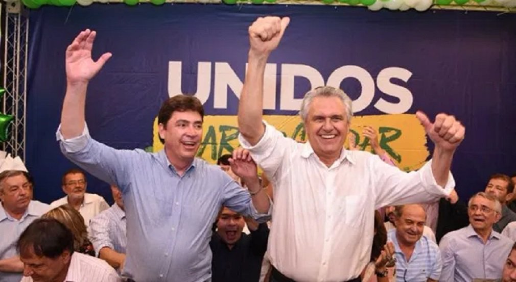 O senador Wilder Morais foi recebido com festa no Democratas, presidido pelo senador Ronaldo Caiado em Goiás; cerimônia de filiação aconteceu no auditório do Castro’s Park Hotel, em Goiânia, na manhã desta quinta-feira (5); no DEM, Wilder achou a vaga para disputar o Senado, espaço que não tinha na base aliada; evento também marcou a filiação de dois deputados estaduais que deixam a base aliada para se juntar ao grupo de Caiado. Álvaro Guimarães deixa o PR e Iso Moreira sai do PSDB