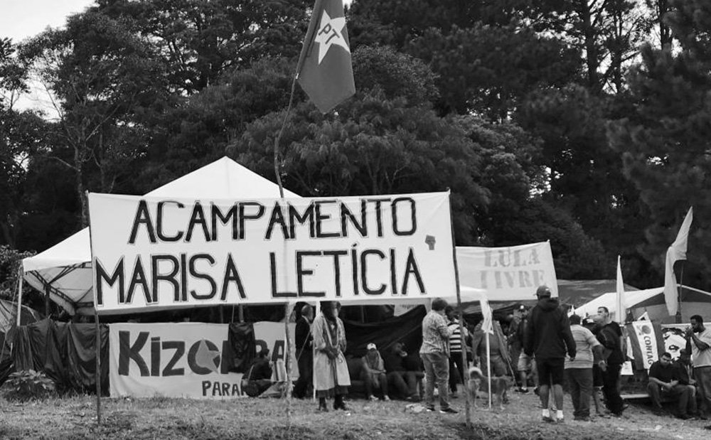 "O ataque a tiros contra o Acampamento Lula Livre, em Curitiba, é mais um sinal de que o neofascismo avança sobre a sociedade e as instituições. Não se combate a violência reacionária apenas com denúncias e protestos", escreve o jornalista Breno Altman; para ele, "os partidos, movimentos e grupos progressistas não podem ser alvos inertes e descuidados a esses ataques, pendurados na ilusão de que o sistema de justiça, penetrado pelo neofascismo, irá combater a delinquência política e o terror de direita"