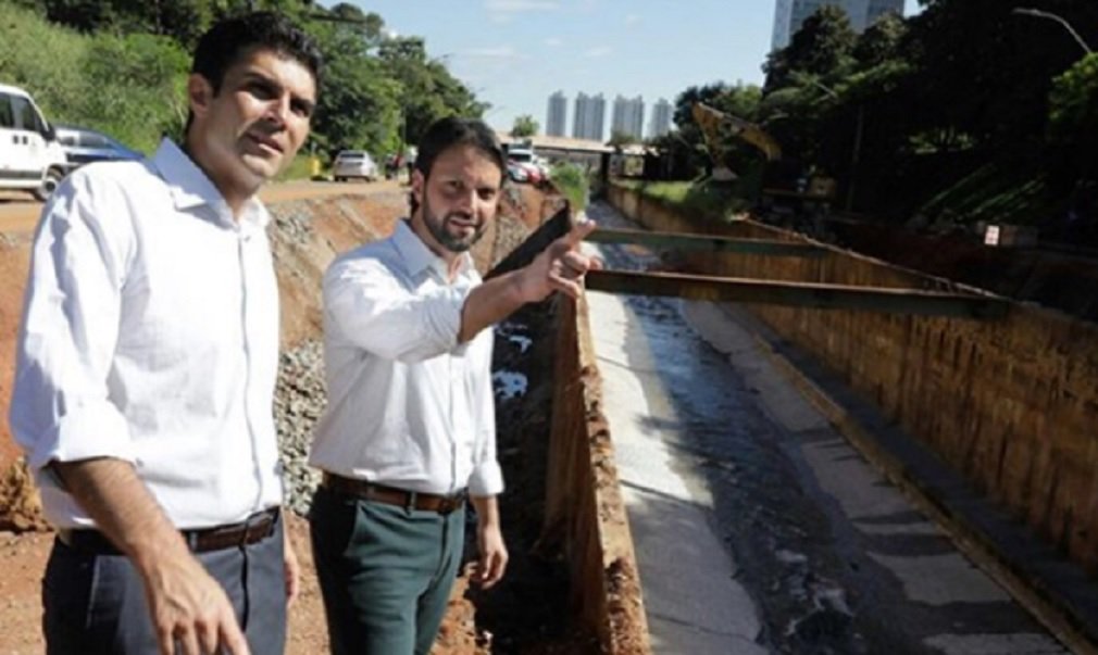 Em visita a Goiânia para acompanhar a obra do BRT Norte Sul e para anunciar a liberação de R$ 7 milhões para reparos emergenciais na marginal Botafogo, o ministro das Cidades, o goiano Alexandre Baldy, afirmou à TV Brasil Central que a sua prioridade na pasta é providenciar a retomada de obras paralisadas pelo Brasil afora; ministro diz que o seu objetivo é evitar que mais dinheiro público seja desperdiçado em projetos inacabados; BRT Norte Sul é exemplo de estrutura que ficou pela metade: licitado em 2015, o BRT ficou parado durante todo o ano de 2017 por causa da burocracia