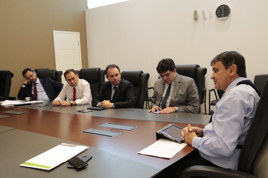 A reunião ocorreu na Residência Oficial e discutiu a adesão do Piauí à Previdência do Nordeste; para o governador Wellington Dias, a política previdenciária do estado trará equilíbrios no futuro; “A previdência complementar é voluntária, depende de aprovação do servidor. Ele pode programar a aposentadoria. O objetivo é garantir lá na frente o equilíbrio”, explicou