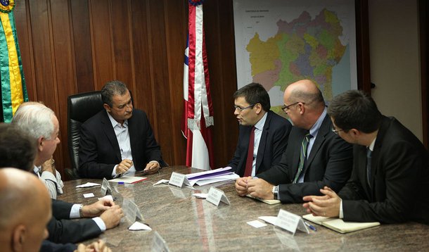 Governador Rui Costa em reunião com o Sr. Nicolas Notebaert CEO do Grupo Vinci Airports. Foto: Mateus Pereira/GOVBA
