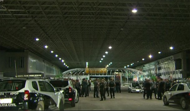 Operação da Polícia Civil tenta desarticular o braço financeiro da milícia Liga da Justiça, que atua na zona oeste do Rio e na Baixada Fluminense com o transporte ilegal em vans, venda de gás e combustíveis, retirada irregular de barro e mercadorias falsificadas; um dos principais alvos é Wellington da Silva Braga, conhecido como Ecko, apontado como o chefe da milícia; 12 pessoas já foram presas 