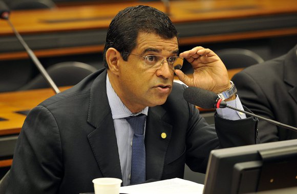 O deputado federal Davidson Magalhães (PCdoB-BA) o decreto de prisão é uma marcha batida do "regime de exceção" no país e a segunda parte do golpe; para ele, "O show pirotécnico feito no Supremo Tribunal Federal (STF) estava combinado com o jogo do juiz Sergio Moro de hoje. As duas peças se encaixam em uma tentativa de estabelecer a agenda política que interessa a forças conservadoras do Brasil”