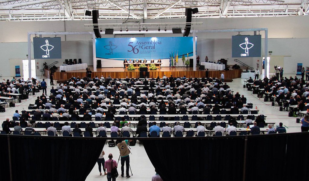 A Igreja Católica sempre teve participação ativa na política brasileira. Desde as pregações escravista do Padre Antônio Vieira às práticas libertárias de Dom Pedro Casaldáliga, muito do que tivemos de bom e de mal na condução do Estado veio dessa influência