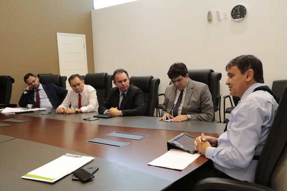 A reunião ocorreu na Residência Oficial e discutiu a adesão do Piauí à Previdência do Nordeste; para o governador Wellington Dias, a política previdenciária do estado trará equilíbrios no futuro; “A previdência complementar é voluntária, depende de aprovação do servidor. Ele pode programar a aposentadoria. O objetivo é garantir lá na frente o equilíbrio”, explicou