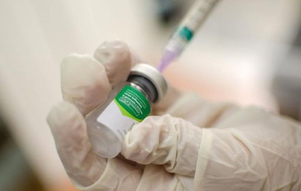 O ministro das Cidades, o goiano Alexandre Baldy, anunciou em vídeo gravado nesta segunda-feira que 650 mil vacinas contra H1N1 e H3N2 chegam a Goiânia na próxima quarta (11); lote será encaminhado à Secretaria Estadual da Saúde, que vai distribui-lo aos municípios; no vídeo, Baldy aparece ao lado do ministro da Saúde, Gilberto Occhi, a quem requisitou que a campanha de vacinação fosse antecipada; Baldy argumentou que 6 mortes causadas pelo vírus já foram confirmadas pelas autoridades e que a antecipação era imprescindível