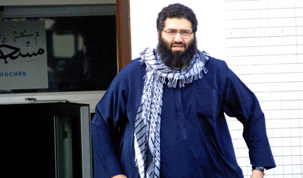 Suspeito de envolvimento nos atentados do dia 11 de setembro de 2001 nos Estados Unidos, Mohammed Haydar Zammar, com nacionalidade alemã, mas de origem síria, foi detido pelas forças curdas na Síria; segundo o Observatório Sírio de Direitos Humanos, Zammar está sendo investigado em um centro de detenção das forças de segurança curdas Asayish, na Síria; além de ser membro da Al Qaeda, Zammar se uniu à organização terrorista Estado Islâmico (EI), que proclamou um califado na Síria e o Iraque em junho de 2014