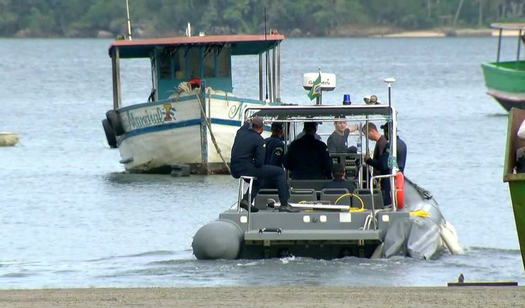 O Corpo de Bombeiros resgatou o corpo de mais uma vítima dos naufrágios de dois barcos, ocorridos na manhã de sexta-feira (8);até agora foram encontrados dez corpos e nove pessoas foram resgatadas com vida; os trabalhos prosseguem para tentar localizar dois desaparecidos