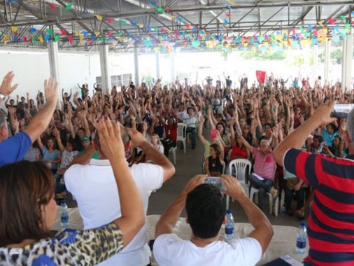 Os servidores municipais de Maceió paralisaram as atividades nesta terça-feira (12) até uma nova rodada de negociação com a prefeitura; eles rejeitaram a proposta de reajuste de 2,95% para as categorias, aplicando 1,85% no salário de junho, mais 1,10% no salário de novembro