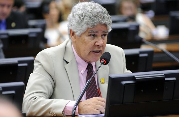 Em vídeo, o deputado Chico Alencar (Psol-RJ) afirma que Michel Temer tenta "constranger a PF, que está fazendo uma investigação absolutamente necessária"; "Na Câmara ele conseguiu (barrar duas denúncias), mas na Polícia Federal não ele vai conseguir fazer isso. Nem devia tentar"; no começo deste ano, Temer teve pelo menos duas reuniões, em agenda secreta, com o então diretor-geral da PF, Fernando Segóvia; assista ao vídeo