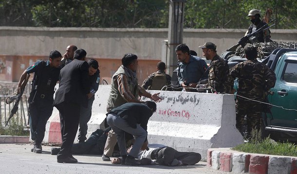 Policiais ajudam jornalistas vítimas de ataque no Afeganistão 30/04/2018 REUTERS/Omar Sobhani