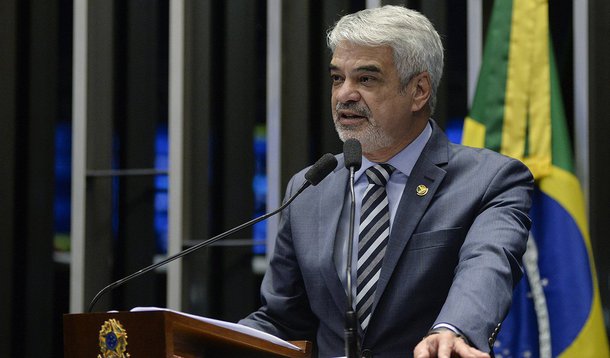Articulada como moeda de troca para aprovar a Reforma Trabalhista, a MP 808/17, que suavizava alguns dos mais polêmicos trechos do projeto, perdeu a validade esta semana, sem que o governo de Michel Temer (MDB) propusesse uma nova solução; "Temer negociou duplamente com a própria base. De um lado, disse que iria suavizar algumas questões, de outro, mas deixou a MP caducar. No meio disso tudo, ficam os trabalhadores e trabalhadoras que assistem a corrosão dos poucos direitos que ainda restavam", disparou