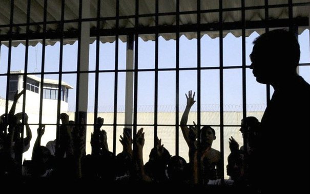 Em nota, a OAB-RJ critica as gravações de conversas entre advogados e clientes, mas frisou que "profissionais que cruzam a linha e tornam-se cúmplices de criminosos, devem ser investigados e processados"; o caso mais conhecido o da advogada Beatriz da Silva Costa de Souza. Presa em outubro de 2017, ela é acusada de usar as prerrogativas profissionais para transmitir informações dos clientes, como os traficantes Marcinho VP e My Thor, que estão em presídios federais, a criminosos