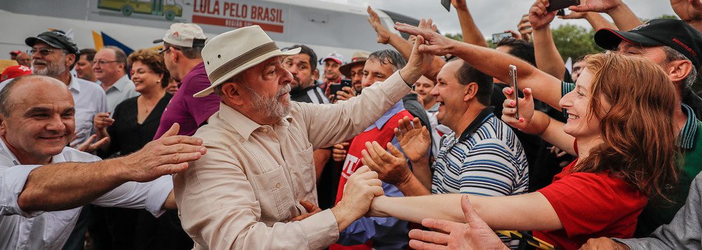 Lula se agigantou, usou a palavra como ninguém, festejou até não poder mais, abraçou a todos, agradeceu um por um, misturou sonho e delírio com realidade pé no chão, bem beira do asfalto. E cresceu ainda mais no imaginário popular tornando pigmeus as muitas lideranças políticas pré-fabricadas, pré-moldadas a golpes de uma mídia claramente canalha, escrota, golpista e venal