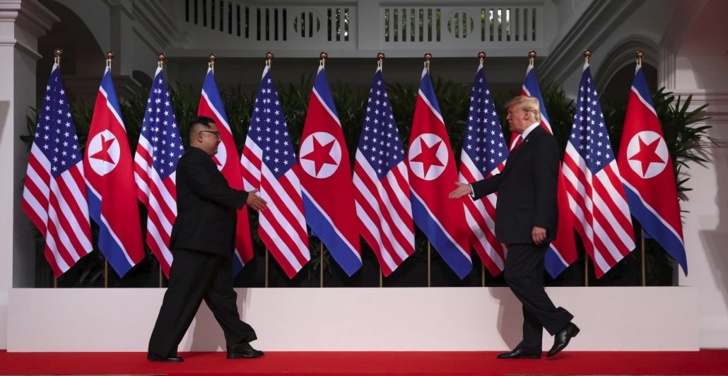 Os pundits, ditos gurus opinativos convidados por oligopólios midiáticos liberais, estão confusos; buscam um quadro simples para narrar que ou os EUA "venceram" na reunião pela qual o mundo esperava, entre Kim Jong-un e Donald Trump, nesta terça-feira (12), em Singapura, ou que Trump entregou o jogo; análise da especialista em Política Internacional, Moara Crivelente, doutoranda em Coimbra (Portugal)