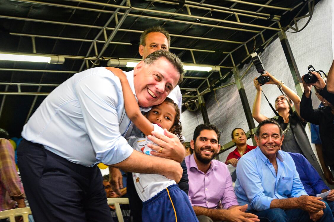 A duas semanas de finalizar o rush de inaugurações de obras pelo Estado, o governador Marconi Perillo inicia neste domingo uma das mais movimentadas delas, com maior número de inaugurações e investimentos; entre os dias 25 e 31 de março, ele entregará obras em 23 cidades com investimento total de R$ 504.548.416,86. Os recursos são oriundos do programa Goiás na Frente e da privatização da Celg; entre as maiores inaugurações, estão a da primeira etapa do Hospital do Servidor Público Fernando Cunha Júnior e a reforma do Hospital Alberto Rassi (HGG)