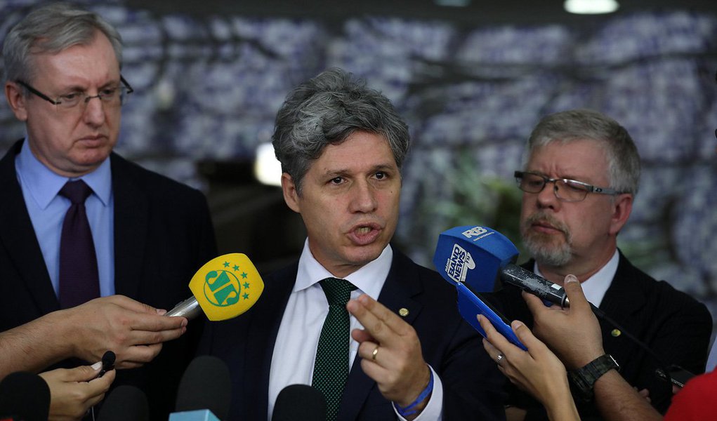 A bancada do PT na Câmara anunciou que pedirá ao ministro da Segurança Pública, Raul Jungmann, que envie a PF para investigar os tiros disparados contra ônibus da caravana do ex-presidente Lula, no Paraná; o atentado foi um "crime político", de acordo com os parlamentares; segundo eles, a Constituição determina a federalização em casos desta ordem; três deputados - Paulo Teixeira (SP), Marco Maia (RS) e Celso Pansera (RJ) - afirmaram que enviarão ações judiciais à PGR para denunciar a "tentativa de assassinato" contra Lula e integrantes da caravana