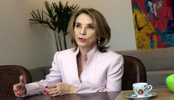 O blog O Goiás 24 Horas informou, com exclusividade, que Raquel Teixeira deixará o cargo de secretária estadual de Educação para ser candidata na eleição deste ano; está descartada a postulação a mandato de deputada federal; Raquel entra no páreo para ser vice de José Eliton (PSDB) ou suplente de senador; nos bastidores não é segredo que Raquel quer ser disputar o pleito deste ano