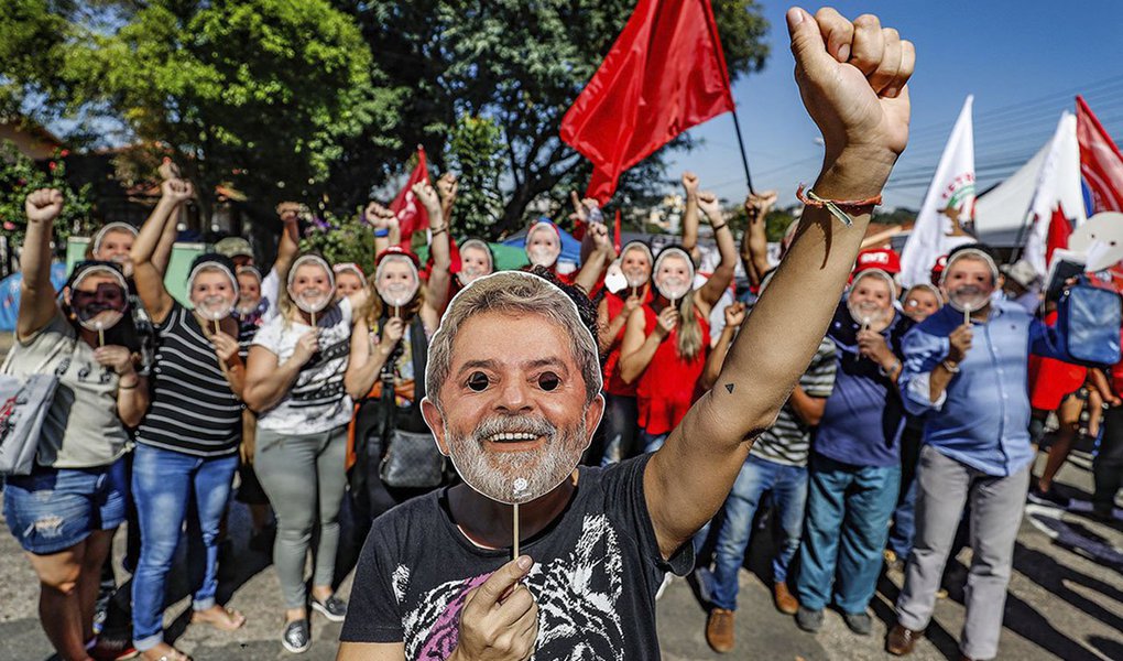 Diz o despacho assinado pelo juiz substituto da 3ª Vara da Fazenda Pública, Jailton Juan Carlos Tontini: “... diante do elevado número de pessoas existentes na área e com o intuito de dissuadir os réus – evitando, inclusive, a necessidade de medidas mais enérgicas, como, por exemplo, o uso de força policial –, compreende-se que o valor da multa diária deve ser estabelecido em R$ 500.000,00 (quinhentos mil reais) para cada réu que descumprir a ordem judicial, e sem prejuízo de eventuais outras sanções cíveis e criminais aplicáveis"; ou seja: o Judiciário agora tenta evitar manifestações em defesa da democracia de dos direitos de um preso político