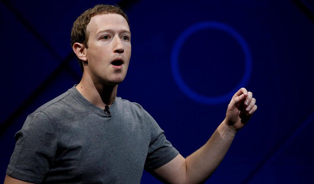 Presidente-executivo do Facebook, Mark Zuckerberg, não irá responder perguntas de parlamentares britânicos sobre como milhões de dados de usuários chegaram às mãos da empresa de consultoria política Cambridge Analytica; Zuckerberg irá, ao invés disso, enviar seu diretor de tecnologia, Mike Schroepfer, ou seu diretor de produto, Chris Cox, para comparecer à Comissão Digital, de Cultura, Mídia e Esporte do Parlamento britânico; escândalo levou o preço das ações da companhia a despencar e desencadearam novas questões sobre a confiabilidade do Facebook