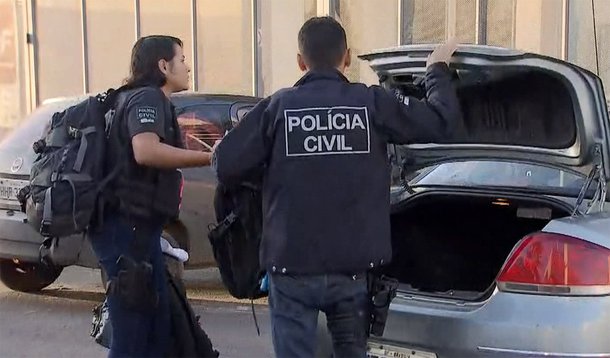 Polícia Civil do Distrito Federal (DF) deflagrou a Operação Magister contra fraudes no concurso público da Secretaria de Educação; seis professores da rede pública de ensino, nomeados no último concurso, são alvos de mandados de prisão; policiais civis da Coordenação de Combate ao Crime Organizado, ao Crime contra a Administração Pública e contra a Ordem Tributária (Ceco) cumprem 11 mandados de prisão temporária e 12 de busca e apreensão em diversas regiões do Distrito Federal