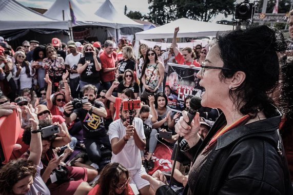 Filósofa e escritora Marcia Tiburi esteve na Acampamento Lula Livre, em Curitiba, onde lançou seu livro Feminismo em Comum; ela permaneceu por cerca de três horas na vigília e conduziu o "boa tarde" ao ex-presidente, diante da sede da Polícia Federal da capital paranaense, que o aprisiona desde 7 de abril. "A gente deve vir pra cá com nossos esforços, porque nossos esforços pessoais, hoje, representam nosso desejo de política e democracia no Brasil. Isso é uma manifestação de amor, solidariedade, lucidez, amor ao conhecimento"