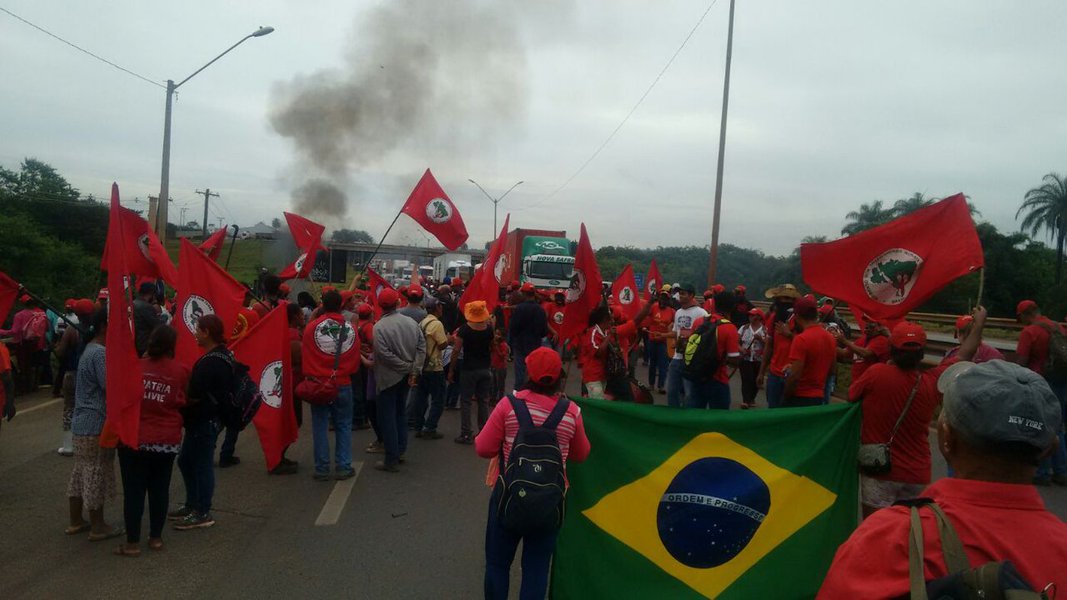 Cerca de 400 militantes do Movimento dos Trabalhadores Rurais Sem Terra fecharam a BR 381 (Fernão Dias), que dá acesso de São Paulo à capital Mineira; protesto, segundo o movimento, é contra a prisão arbitrária do ex-presidente Lula, o que faz parte da estratégia do projeto de retirada de direitos dos trabalhadores