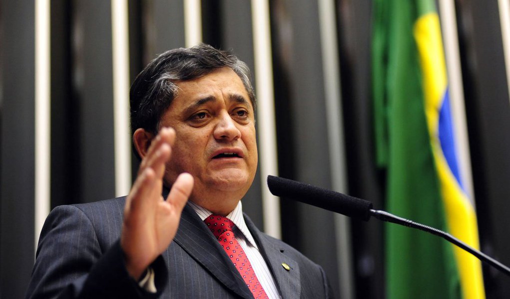 Em visita ao Acampamento do povo cearense por Lula Livre neste domingo (15), o deputado federal José Guimarães (PT-CE) reafirmou que o PT vai registrar a candidatura de Lula à presidência e comentou a pesquisa Datafolha que mostra o ex-presidente com 31% das intenções de voto. “Estão nos testando, mas vamos até o fim”, disse