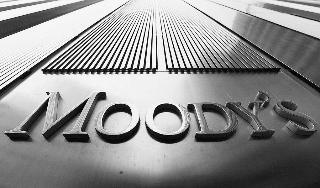 Agência de classificação de risco Moody's melhorou a perspectiva do rating Ba2 da dívida soberana do Brasil de negativa para estável;  mudança ocorre dois dias após a prisão do ex-presidente Lula, que vinha liderando as pesquisas de intenção de voto para as eleições de outubro; "A Moody's acredita que os riscos negativos para o crescimento e as incertezas relacionadas ao ímpeto para reformas, que levaram à atribuição da perspectiva negativa para o rating Ba2 em maio do ano passado, diminuíram", disse a agência em comunicado