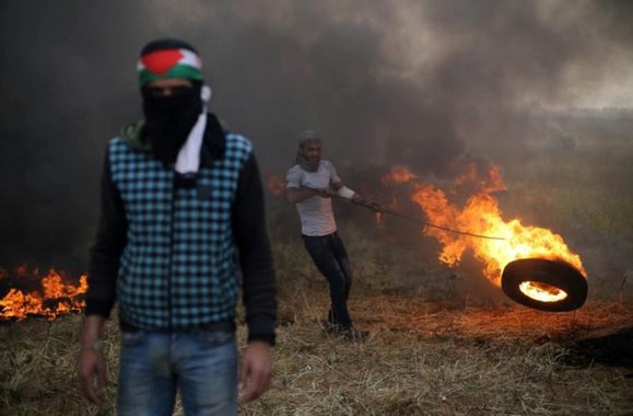 Disparos israelenses mataram um palestino na fronteira com Gaza e outro morreu em decorrência de ferimentos sofridos alguns dias atrás, elevando para 19 o número de palestinos mortos durante uma semana de protestos e violência; dezenas de milhares de palestinos iniciaram, na última sexta-feira, protestos de duração de seis semanas em acampamentos montados ao longo da fortificada fronteira da Faixa de Gaza; manifestantes pressionam por um direito de retorno para refugiados e seus descendentes para território que agora faz parte de Israel