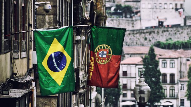 De passagem por Portugal, o jornalista Sidney Rezende mostra relatos de pessoas em busca de explicações sobre as razões que estão levando brasileiros a buscar “refúgio” em outros países, principalmente Portugal e Estados Unidos; "As pessoas querem saber se este êxodo teria motivações políticas. Em seguida, constrangidas, elas diziam que chama a atenção o nosso 'grosseiro' comportamento. Um 'estilo predador', disse-me um deles", relata Rezende 