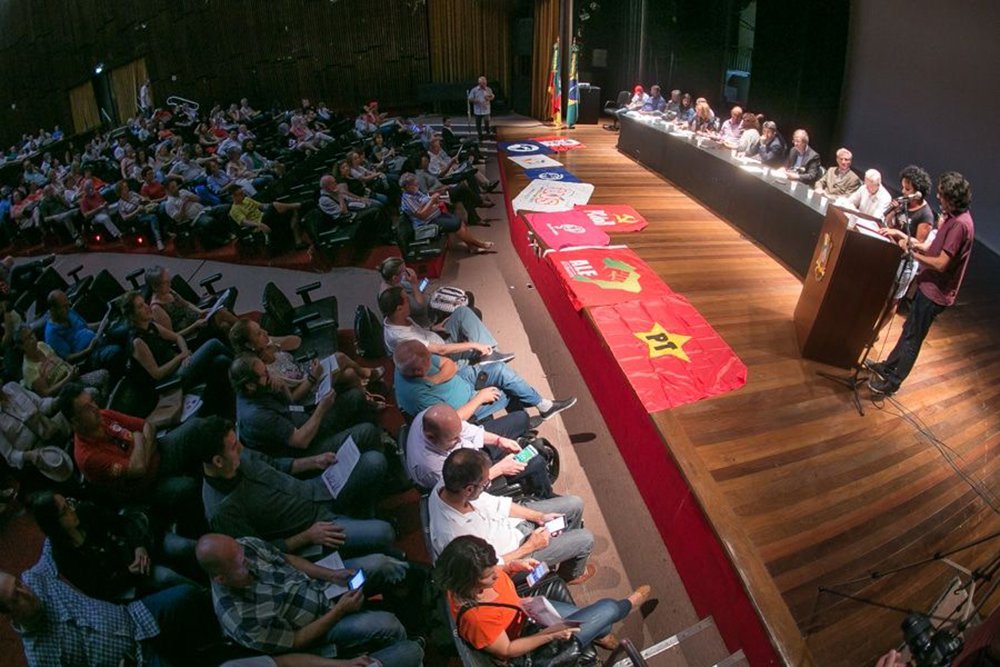 O lançamento da Frente Nacional pela Democracia, Soberania e Direitos do Povo foi feito no auditório da Assembleia Legislativa, em Porto Alegre, por partidos de esquerda, entidades sindicais e movimentos sociais; objetivo é convocar ‘todos os setores comprometidos com os valores democráticos e estimular um amplo debate nacional contra o avanço do ódio, da intolerância e da violência’