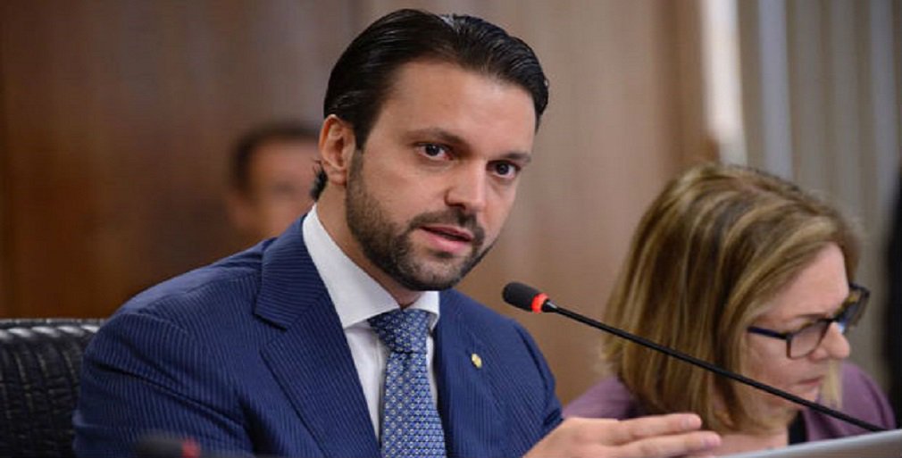 Responsável por transformar o PP na 3ª maior força política de Goiás, atrás do MDB de Iris Rezende do PSDB de Marconi Perillo, o ministro das Cidades, Alexandre Baldy, garante que o partido vai fazer bonito nestas eleições. “Vamos surpreender”, afirma ele; a meta do PP é pelo menos manter os três deputados federais - Heuler Cruvinel, Roberto Balestra e Sandes Júnior - e voltar à Assembleia Legislativa, Casa onde o PP hoje não existe; para atingir este 2º objetivo, o partido montou uma chapa só com pré-candidatos que não têm mandato e que poderão, desta forma, disputar em condições iguais