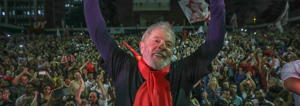 Há aqueles que acham que tal prisão do ex-presidente Lula encerra um ciclo, diz o colunista Marcelo Zero; "Na realidade, inaugura outro, mais profundo e conflitivo. Os que botaram Mandela e Gandhi na cadeia também achavam que estavam encerrando um capítulo quando, na realidade, estavam inaugurando o capítulo de sua própria ruína. O mesmo aconteceu com os que 'suicidaram' Getúlio", afirma; "Lula, agora definitivamente mártir, terá mais influência do que nunca. A reação mundial a sua prisão já começou. A História não se encerrará com essa prisão e tampouco com as eleições de 2018"