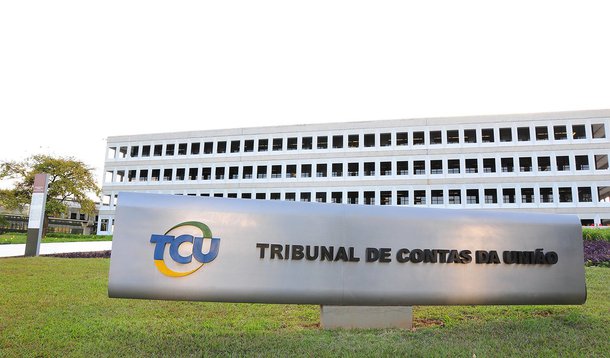 Ministério de Minas e Energia tomou conhecimento de uma decisão do TCU que retira de um leilão de concessões da Agência Nacional do Petróleo, Gás Natural e Biocombustíveis (ANP), agendado para quinta-feira, os dois blocos que teriam maior bônus de assinatura, no total de R$ 3,55 bilhões, e uma área no pré-sal que teria bônus de assinatura de R$ 1,45 bilhão 