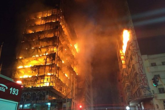 Um incêndio de grandes proporções atingiu dois edifícios no largo do Paissandu, centro de São Paulo, na madrugada deste dia primeiro de maio; um dos prédios desabou após o incêndio; segundo informações do Corpo de Bombeiros, o fogo teria começado por volta de 1h30; Bombeiros que estão no local informam sobre a morte de uma pessoa e três desaparecidas; um dos prédios era ocupado irregularmente para moradia, o segundo era comercial