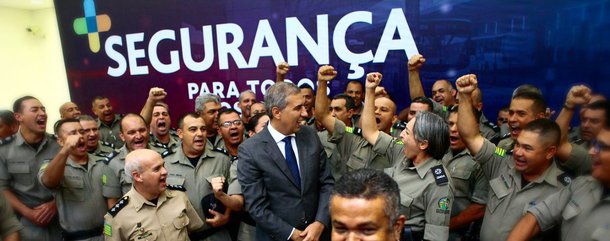 O governador José Eliton apresentou à sociedade pacote de medidas de curto e médio prazos que visa reduzir ainda mais os indicadores de criminalidade no Estado; o foco é aumentar o policiamento em pontos estratégicos, dar maior agilidade na lavratura de TCOs (Termo Circunstanciado de Ocorrência), reequipar as forças de segurança pública, reordenar policiais ajustando remunerações e valorizar o trabalho da inteligência; as bases do programa foram apresentadas durante solenidade ocorrida no auditório do Tribunal de Contas do Estado (TCE) na presença de representantes de todas as áreas da segurança, justiça, ministério público, parlamentares, secretários e centenas de policiais civis e militares