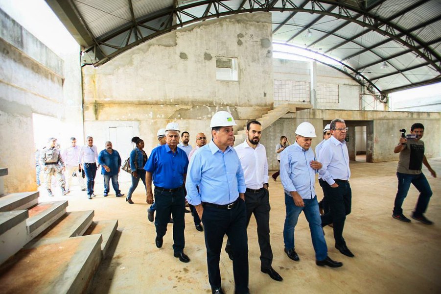O governador Marconi Perillo iniciou a agenda desta segunda-feira (2), em Goiânia, vistoriando as obras do Instituto Tecnológico do Estado de Goiás (Itego) da Região Noroeste, que estão 92% concluídas; foram destinados para a construção do Instituto quase R$ 11 milhões de convênio entre os governos estadual e federal; “Esta é uma obra de primeiro mundo e alto padrão, que vai profissionalizar a Região Noroeste de Goiânia. Uma obra muito grande, que já está 92% concluída. Faltam apenas os arremates finais e a pintura. Em três meses, será entregue à população. É um compromisso que fiz na campanha de 2014, de ampliar a rede de colégios tecnológicos e profissionalizantes em todo o Estado"