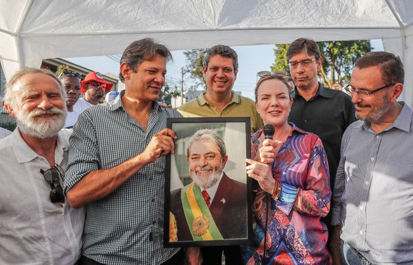 A presidente do PT, senadora Gleisi Hoffmann, comentou no acampamento em Curitiba o pedido de transferência do ex-presidente Lula feito pela Polícia Federal; os policiais alegaram que os transtornos causados pela presença de Lula na PF são inúmeros e os gastos para mantê-lo, muito altos; "A melhor solução para que o Estado brasileiro não gaste e que acabem os problemas do Judiciário paranaense é soltar o Lula. Em qualquer lugar que forem levar o presidente, a situação de acompanhamento, de requerimento de visita, vai continuar a mesma", rebateu Gleisi