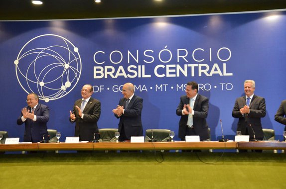 O governador Marconi Perillo transferiu, na manhã desta sexta-feira (23), no Palácio do Itamaraty, em Brasília, a presidência do Consórcio Interestadual de Desenvolvimento do Brasil Central - BrC -, para a qual foi eleito duas vezes, exercendo o mandato por três anos -, ao governador do Mato Grosso, Pedro Taques; durante o período em que esteve à frente do fórum de governadores, Marconi conseguiu avanços significativos no fortalecimento dos estados integrantes - Goiás - Distrito Federal - Mato Grosso do Sul - Mato Grosso - Tocantins - Rondônia e Maranhão, este último recentemente integrado ao bloco