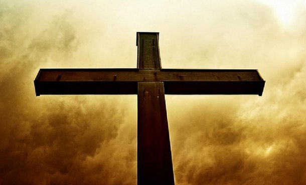 Jesus Cristo foi levado ao tribunal e diante de todos os seus acusadores, reafirmou a sua ideologia, provocando a ira dos sacerdotes e dos "Moros" de sua época. A essa altura, uma multidão já o tinha como líder e salvador. Mas, como um filho de carpinteiro poderia ter chegado tão longe, a ponto de desafiar os poderosos daquele tempo? 