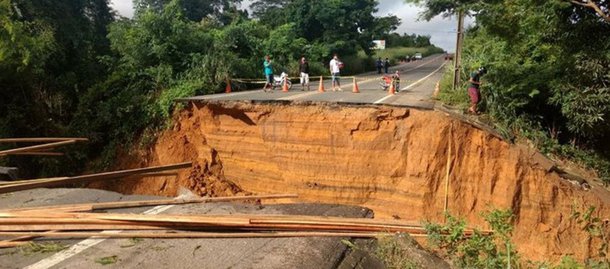 Tiveram as obras de recuperação do trecho da BR-343 que rompeu durante forte chuva em Teresina na noite de sexta-feira (30); de acordo com superintendente do DNIT, engenheiro José Ribamar Bastos, o trecho ficará interditado por 15 dias