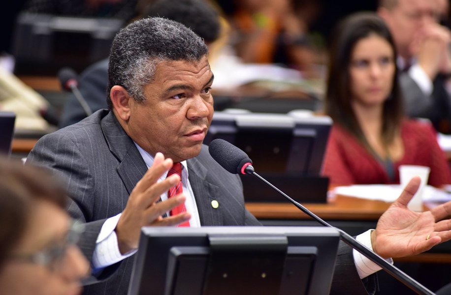 Sobre os tiros contra a caravana do ex-presidente Lula, o deputado Valmir Assunção (PT-BA) afirmou que “não adianta relativizar a violência, tentaram matar Lula”; o parlamentar se mostrou indignado com a falta de segurança no estado paranaense administrado pelo governador Beto Richa (PSDB) e destacou que os ônibus atingidos por tiros levavam os jornalistas da imprensa nacional e internacional que cobrem a caravana de Lula pelo país; “É, acima de tudo, um atentado contra a vida das pessoas. Lula não estava no ônibus, mas ele era o alvo dos fascistas”