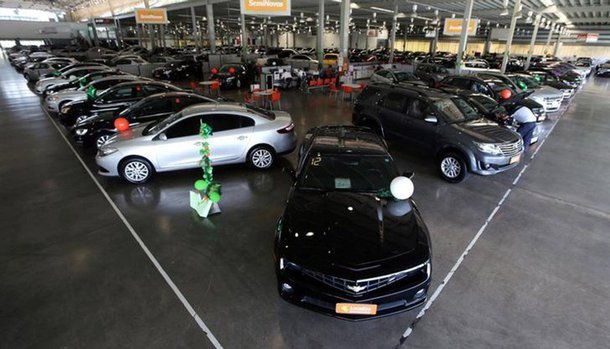 Os licenciamentos de carros, comerciais leves, caminhões e ônibus novos no Brasil em abril subiram 38,5% sobre a fraca base de comparação de 2017 e avançaram cerca de 5%o ante março deste ano; vendas de veículos novos no mês passado somaram 217,35 mil unidades ante 207,4 mil em março deste ano e 156,9 mil em abril de 2017