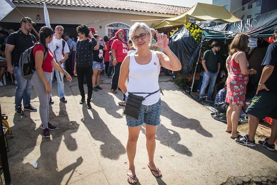 Moradora nas imediações da PF em Curitiba, Regiane do Carmo Santos abriu os portões da sua casa para abrigar manifestantes que vieram participar das vigílias em defesa da libertação de Lula; ela diz que essa decisão mudou a sua vida: “Você vê a luta, a causa e o sofrimento desse povo. Cada pessoa do MST que encontro, eu peço perdão pelo o que eu pensava deles. Eu ia pelo que a mídia falava”; Regiane diz ainda que quer que Lula saia, "mas vou ficar triste depois que esse pessoal for embora”