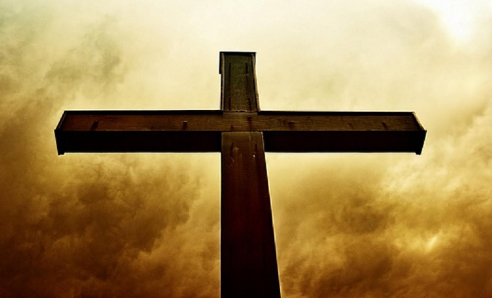 Jesus Cristo foi levado ao tribunal e diante de todos os seus acusadores, reafirmou a sua ideologia, provocando a ira dos sacerdotes e dos "Moros" de sua época. A essa altura, uma multidão já o tinha como líder e salvador. Mas, como um filho de carpinteiro poderia ter chegado tão longe, a ponto de desafiar os poderosos daquele tempo? 