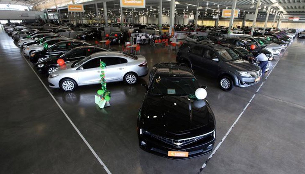 Os licenciamentos de carros, comerciais leves, caminhões e ônibus novos no Brasil em abril subiram 38,5% sobre a fraca base de comparação de 2017 e avançaram cerca de 5%o ante março deste ano; vendas de veículos novos no mês passado somaram 217,35 mil unidades ante 207,4 mil em março deste ano e 156,9 mil em abril de 2017