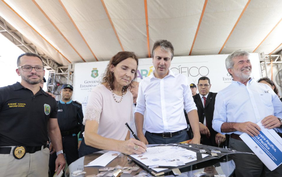 O governador Camilo Santana (PT) e a vice-governadora Izolda Cela assinaram, nesta sexta-feira (20), Termo de Compromisso Institucional que inclui Juazeiro do Norte no Território do Pacto por um Ceará Pacífico. Com a unidade, mais 191 policiais militares se somarão ao efetivo de Juazeiro do Norte, que já contava com 278 profissionais. Além disso, 17 câmeras de videomonitoramento serão instaladas em pontos estratégicos da cidade