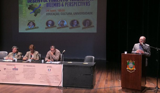 Organizado pela Universidade Federal do Rio Grande do Sul (UFRGS), fundações, entidades e movimentos sociais, o seminário “Desenvolvimento Nacional – Dilemas e Perspectivas” tem como um de seus objetivos construir pautas únicas para o bloco de partidos progressistas e desenvolver estratégias para combater o avanço das forças reacionárias; no primeiro dos seis debates previstos para os meses de abril e maio, as discussões trataram sobre o momento de “fascistização” da sociedade brasileira e alternativas para se contrapor